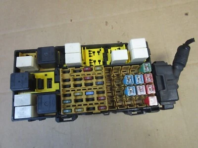 Блок распределительной панели коробки предохранителей двигателя 01 02 03 04 Mazda B4000 2001-2004 - Изображение 1 из 4
