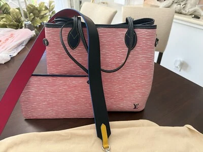Auténtico NUEVO Bolso Louis Vuitton Neverfull MM Rojo Denim y Correa Bandolera Foto 1 de 4
