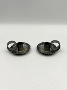 Dos candelabros primitivos de estaño con orificio para dedos de colección - Imagen 1 de 11
