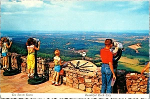 Tarjeta postal de 7 estados Lookout Mountain Children viendo Rock City Gardens - Imagen 1 de 2