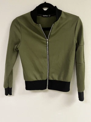 Женская повседневная куртка-бомбер boohoo с длинным рукавом на молнии оливковый зеленый размер 4 - Изображение 1 из 4
