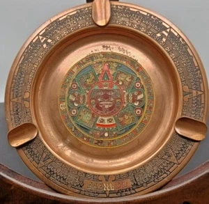 CENICERO REDONDO DE COBRE MEXICANO DE COLECCIÓN 5.6" con DISEÑO DE CALENDARIO SOLAR AZTECA c1970 en muy buena condición - Imagen 1 de 4