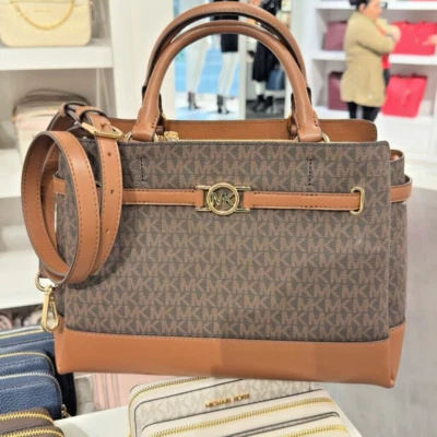Bolsa satchel Michael Kors Reed grande PVC tiracolo estampa logotipo MK (marrom) - Imagem 1 de 4
