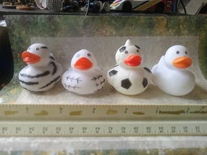 💥 Gummiente 4 seltene weiße gemischte Enten!  Duckys Quacksalber Badespielzeug BIN A - Bild 1 von 6