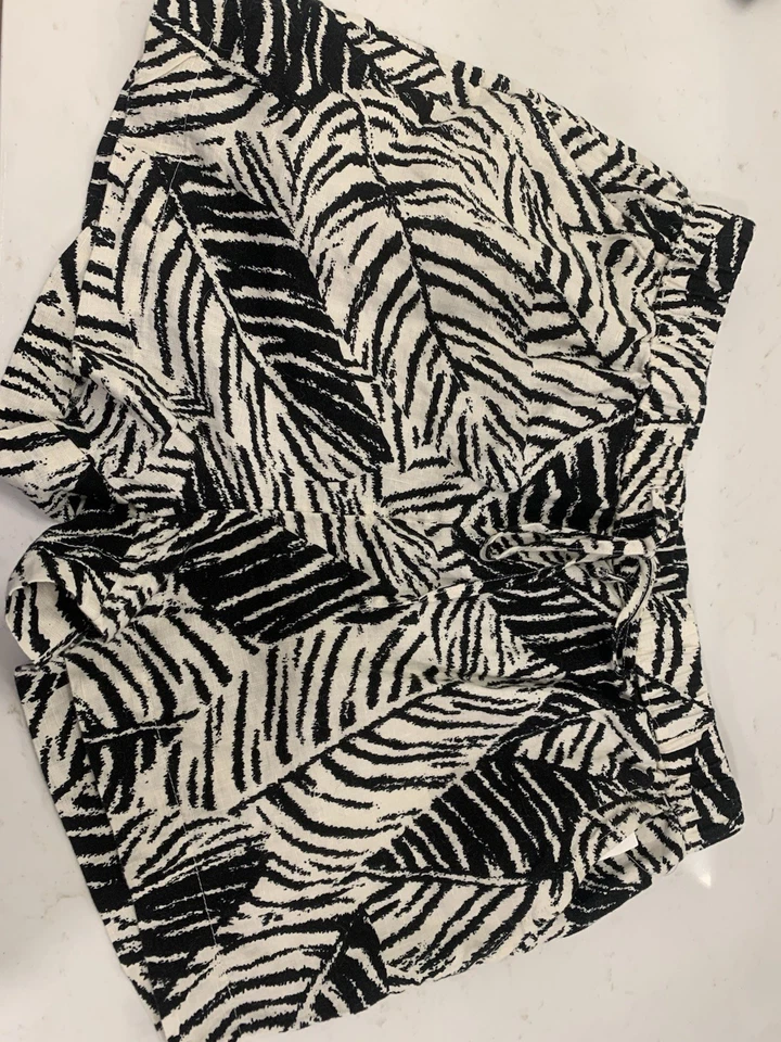 Linen Blend Women’s Shorts Black Ivory Pattern Size M Cathy Brand Beach Cruise - Image 1 of 2