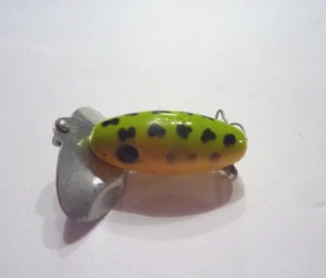 Señuelo de pesca vintage Jitterbug Fred Arbogast Akron Ohio verde/amarillo manchado 2" - Imagen 1 de 3
