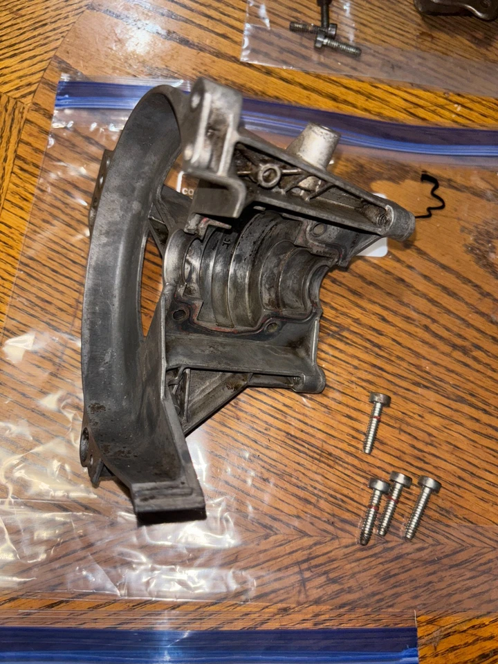 STIHL FS130 FS100 FS90 FS 110 CAJA DE BIELA BANDEJA BASE DE MOTOR CON PERNOS OEM 3 Foto 1 de 1