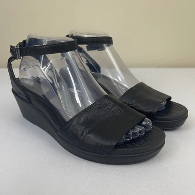 Sandalias de cuña Crocs Leigh Ann de cuero negro con correa al tobillo cómodas para mujer 8 Foto 1 de 4