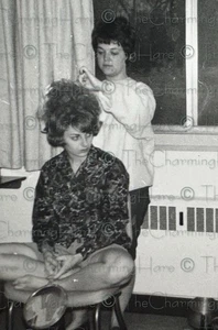 Vintage Foto Mädchen machen Haare & Nägel Schlafsaal Bienenstock Frisur Schnappschuss - Bild 1 von 3