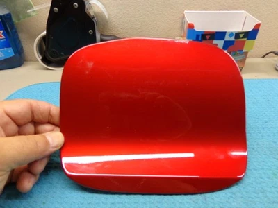 CUBIERTA SOLAPA PUERTA LLENADO GAS COMBUSTIBLE MITSUBISHI OUTLANDER 22 23 24 25 ROJO DIAMANTE P62 Foto 1 de 4