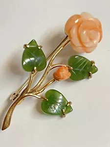 Broche Pin Rosa y Bud Piel de Ángel Coral Jade Colección Tono Dorado Floral - Imagen 1 de 3