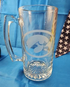 Taza de cerveza de vidrio pesado transparente Iowa Hawkeyes vidrio grabado ¡Go Hawks! 7" T - Imagen 1 de 5