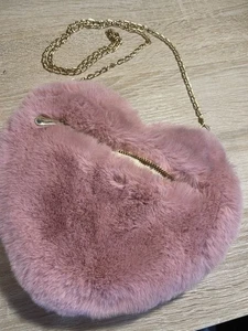 Cartera pequeña de corazón de felpa suave rosa con cadena dorada (G) - Imagen 1 de 5