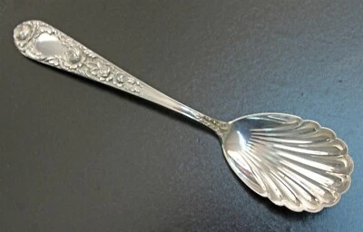 Cáscara de azúcar acanalada con patrón de rosa esterlina S. Kirk & Son Foto 1 de 2