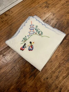 Vintage handbestickte seidige Stoffserviette asiatische Mädchen Taschentuch - Bild 1 von 3