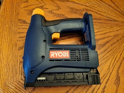 Clavadora/apiladora inalámbrica Ryobi P300 18V Foto 1 de 3