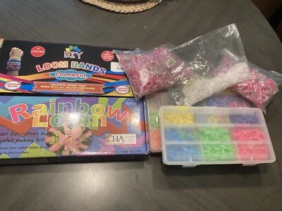 Rainbow Loom Bands 批量 2 个织机工具盒 数千个橡胶带 S 钩 — 第 1/4 张图片