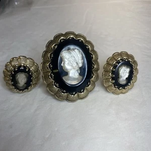 Set orecchini clip spilla cammeo smerigliato base nera vintage W Germany - Foto 1 di 10