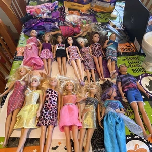 Gran Lote De 13 Barbie Mattel, 2 Muñecas Ken Ropa/Accesorios. - Imagen 1 de 7