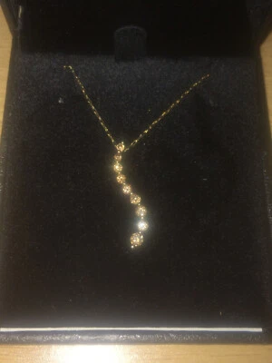 Cadena de eslabones de lujo vintage de oro amarillo de 9 quilates con colgante de viaje de diamantes champán Foto 1 de 4