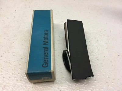 GM NOS LH Upper Pillar Corner Retainer Trim Molding 9829691 - Image 1 of 4