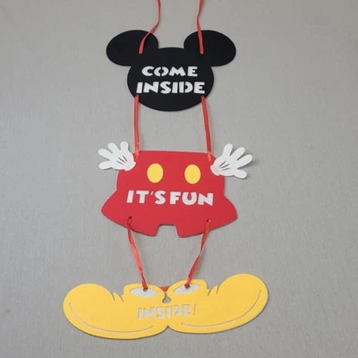 Letrero de puerta de fieltro de Mickey Mouse entra en su divertida decoración de fiesta Foto 1 de 4