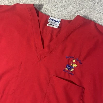 Vintage KU Kansas Jayhawks Bordado Esfoliante Top Feminino Grande Vermelho Decote V Enfermeira - Imagem 1 de 4
