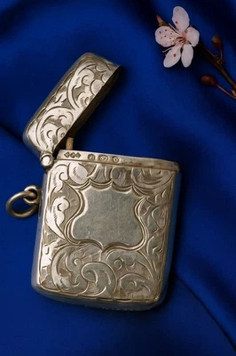 Antique sterling silver Smith & Bartlam vesta case 1904 scroll engraved - Image 1 of 4