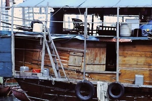 35mm Kodachrome Slide, Vintage view of Hong Kong House Boat in Harbor - Picture 1 of 1