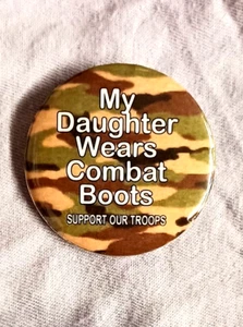 My Daughter Wears Combat Boots SUPPORT OUR TROOPS Military Pinback Pin Button - Imagen 1 de 2
