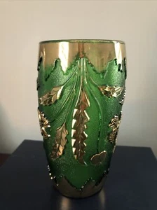 "Jarrón verde esmeralda con hojas y flores en relieve dorado de 6" - Imagen 1 de 5