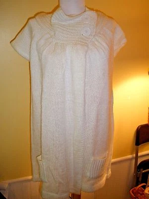 Suéter Lunares Blanco 1X Sin Mangas Muy Elegante 2 Botones en Cuello Luego Cortinas en Fro Foto 1 de 4