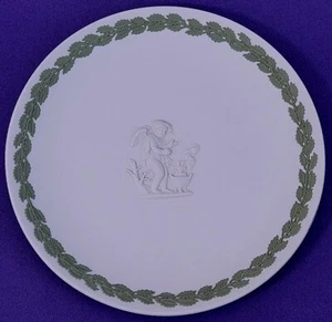 Wedgwood England Jasperware Celadon en Crema Cupido Relieve Plato 678 - Imagen 1 de 4
