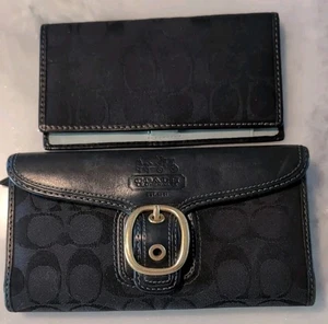 Cartera y chequera Coach negra de lona y cuero con hebilla dorada - Imagen 1 de 9