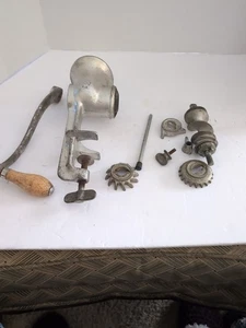Vintage No. 2 Universal Hand Crank Meat Grinder Made in the USA 3 Blades - Picture 1 of 6