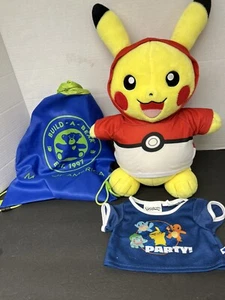 Build A Bear Pokémon Pikachu SPRECHEND 15 Zoll Plüschtier SET mit 2 Shirts & Rucksack BAB - Bild 1 von 13
