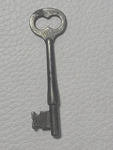 Corbin Skeleton Key 2.75" Double Tooth #P3 Silvertone Figure Eight Hole Vintage - Picture 1 of 9