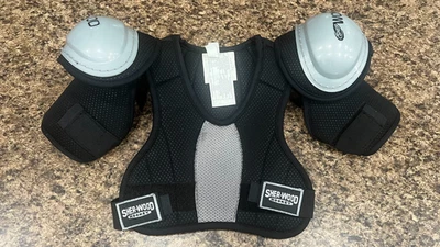 NOVO PROTETOR DE PEITO PEQUENO SHER-WOOD JÚNIOR (JOVEM PEQUENO) - Imagem 1 de 4