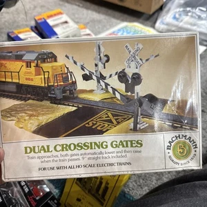 Vintage Bachmann Railroad Ho Scale Kit # 46220 Dual Crossing Gates - NEW IN BOX - Picture 1 of 3