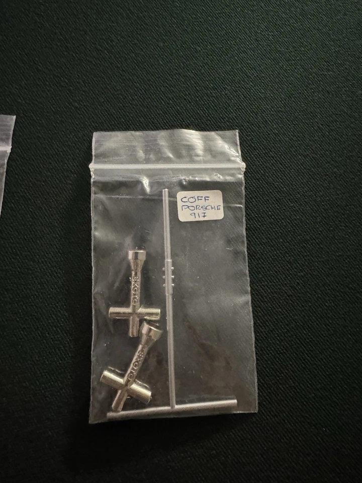 Exoto 1:18 Porsche 917/30 Coffret Pezzi Ricambio Chiave Cambio Ruote - Immagine 1 di 2