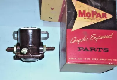 Relé solenoide de arranque de 6 cilindros Plymouth/Valiant/Lancer 1960-61 con transmisión manual Foto 1 de 2
