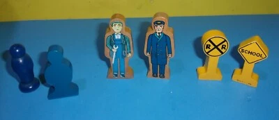 Figuras de madera Thomas The Train conductor mecánico y señales de tráfico Foto 1 de 2