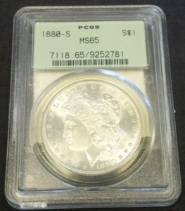1880-S MORGAN SILVER $1 PCGS MS65 LOSA VERDE Y ETIQUETA ANTIGUA HERENCIA (2030) - Imagen 1 de 5
