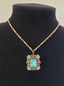 Collana con ciondolo Coro vintage anni 40 tono oro strass blu chiusura antica - Foto 1 di 14