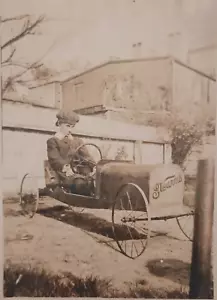 C.1910 Raro Original Foto Young Boy Stearns Racing Team Pedal Car - Imagen 1 de 2