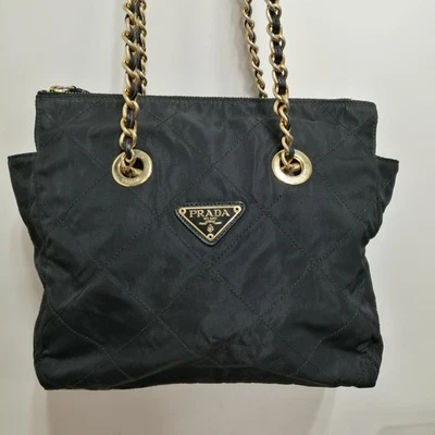 Numero di modello PRADA: tracolla nera con catena trapuntata B1468 - Immagine 1 di 4