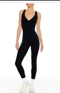 ¡NUEVO CON ETIQUETAS! Mono mameluco FOREVER 21 mediano para mujer negro con sobrepelliz activo espalda deportiva - Imagen 1 de 3