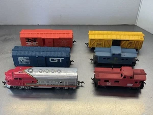 HO scale Bachmann 307 Santa Fe Diesel Engine Locomotive Plus 3 Box Cars,Cabooses - Picture 1 of 16