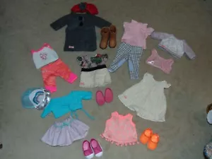 LOTE DE ROPA, ABRIGO, SOMBREROS, ZAPATOS Y BOTAS PARA MUÑECAS BATTAT OG OUR GENERATION - Imagen 1 de 6