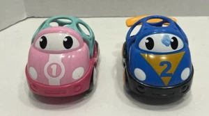 Oball Go Grippers Schiebewagen Spielzeug rosa Auto & blauer Rennwagen beide mit #1 auf Motorhaube - Bild 1 von 8